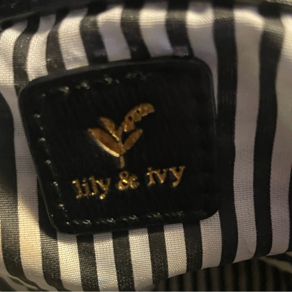 Lily & Ivy women’s Faux Leather black shoulder zippered bag - Picture 8 of 11